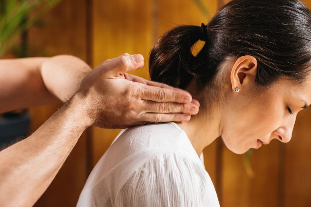 femme recevant un massage thai dans le cou
