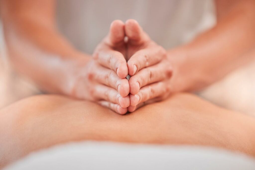 masseur effectue un massage californien sur le dos d'une femme